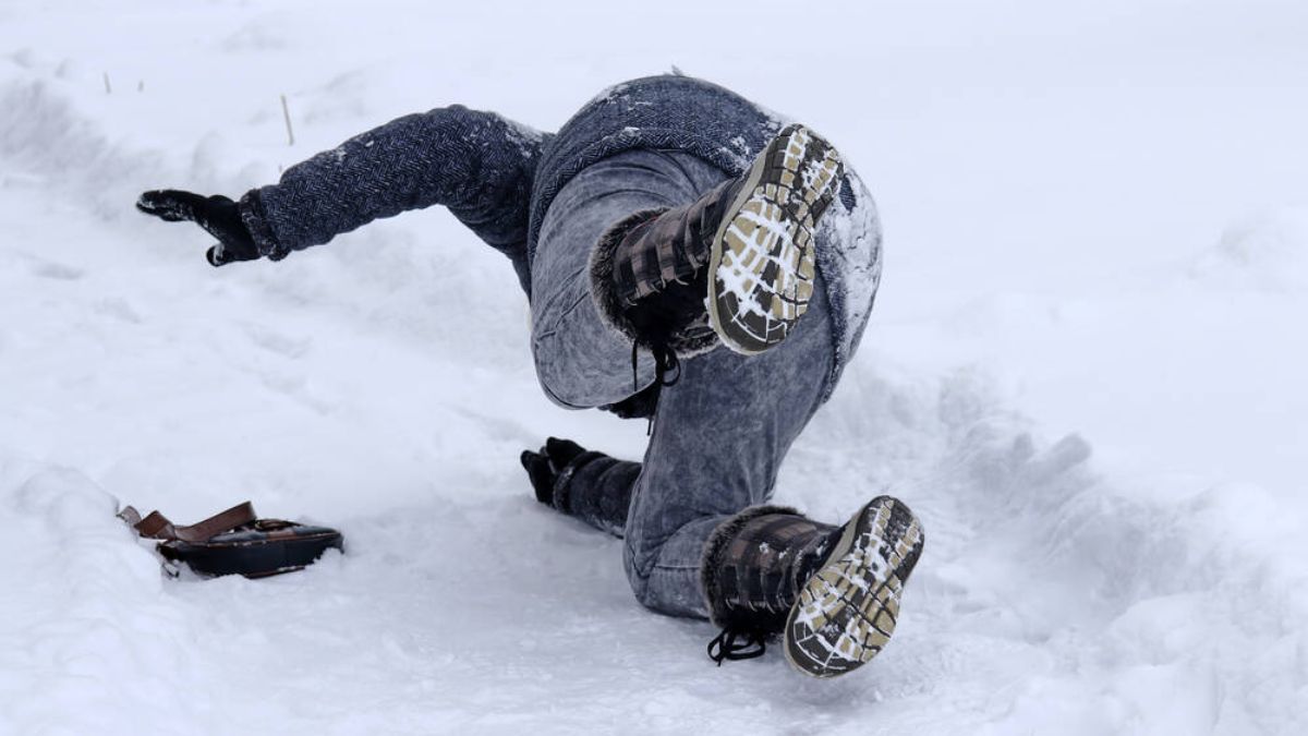 Травмувалися через лід чи неприбраний сніг: хто відповідає і як домогтися відшкодування