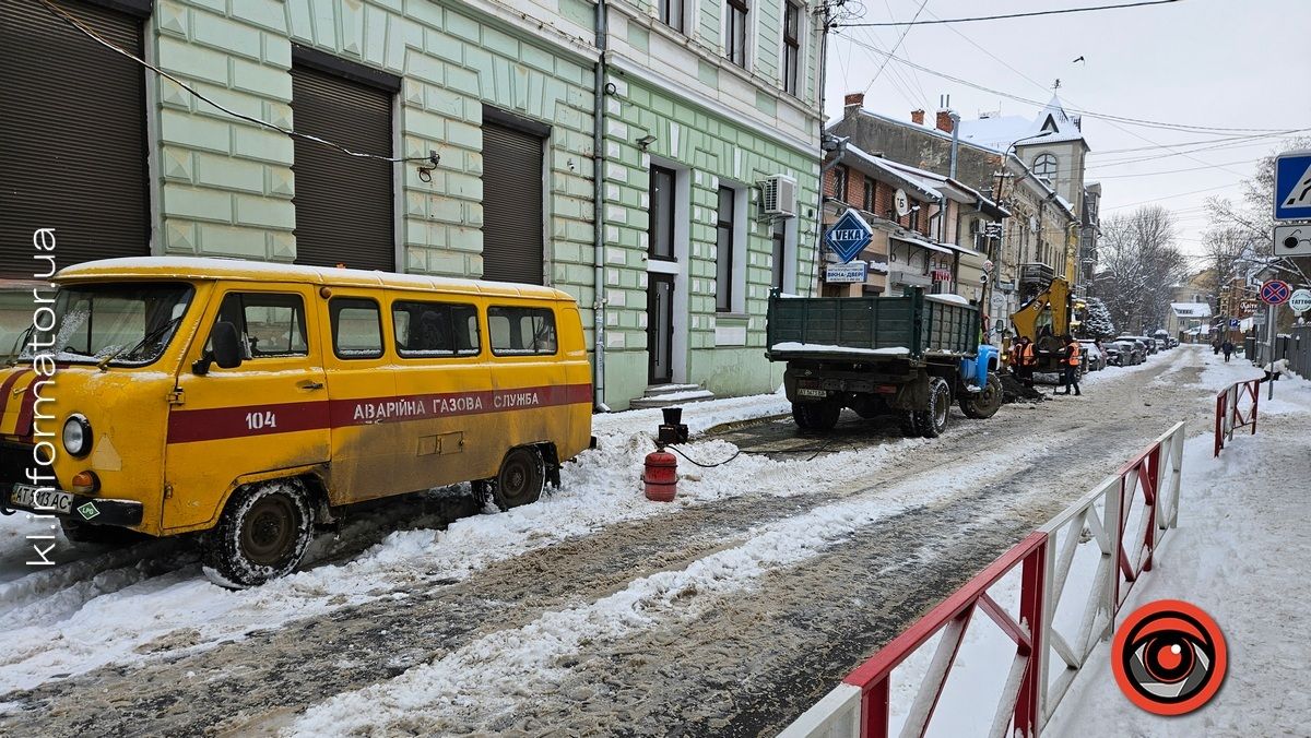 Витік газу в середмісті Коломиї зупинив проїзд вулице на кілька днів | ВІДЕО 1