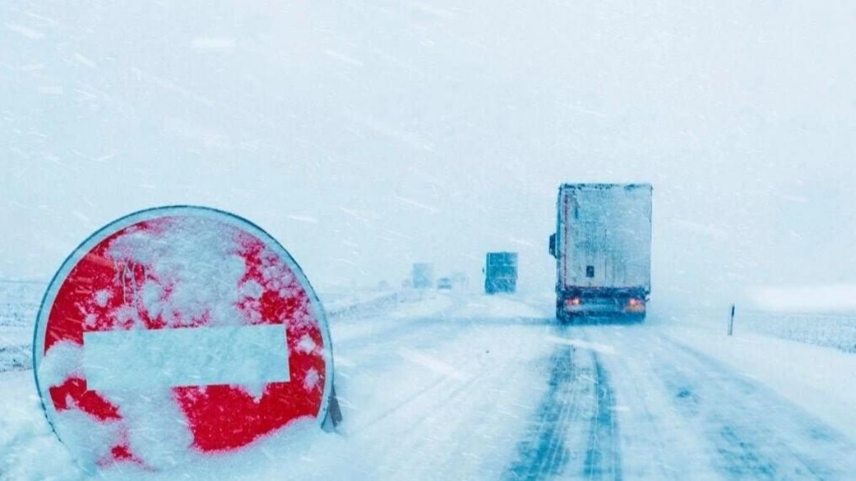 Городенка у сніговій пастці: через негоду заблоковані одразу кілька проїздів з міста