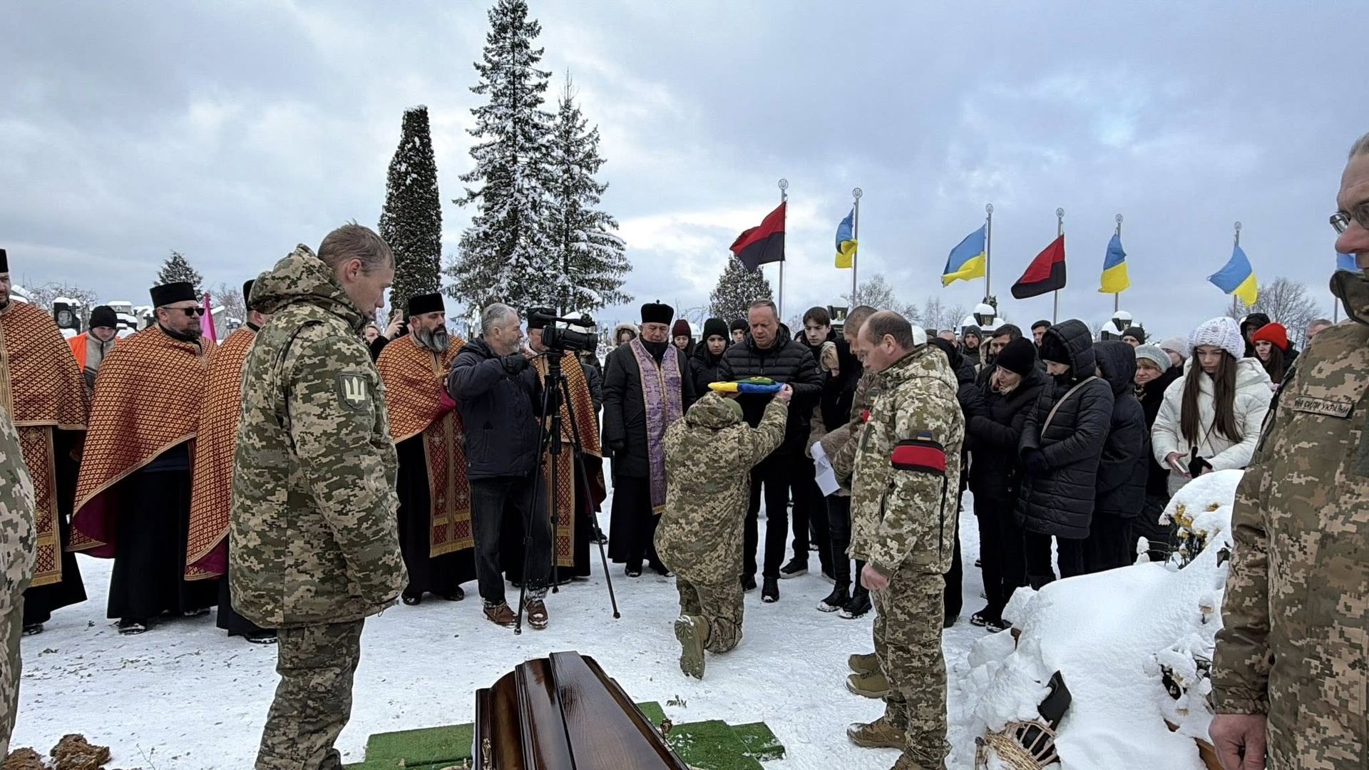 У Надвірній попрощались із полеглим Героєм Олегом Беззубовим 9