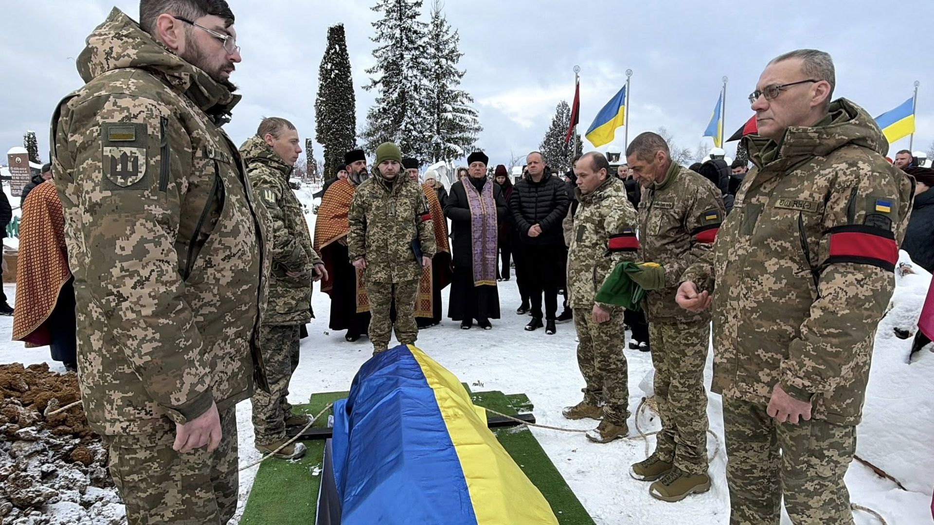 У Надвірній попрощались із полеглим Героєм Олегом Беззубовим 2