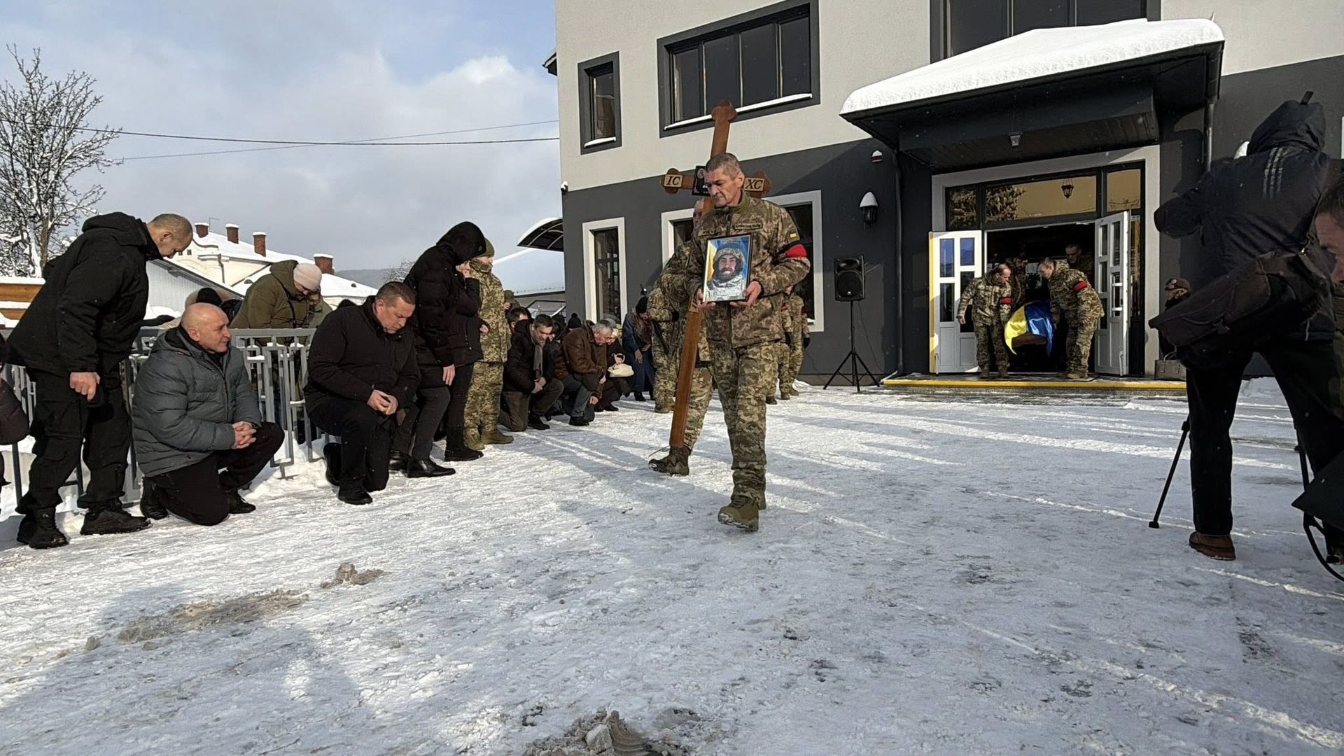 У Надвірній попрощались із полеглим Героєм Олегом Беззубовим 5