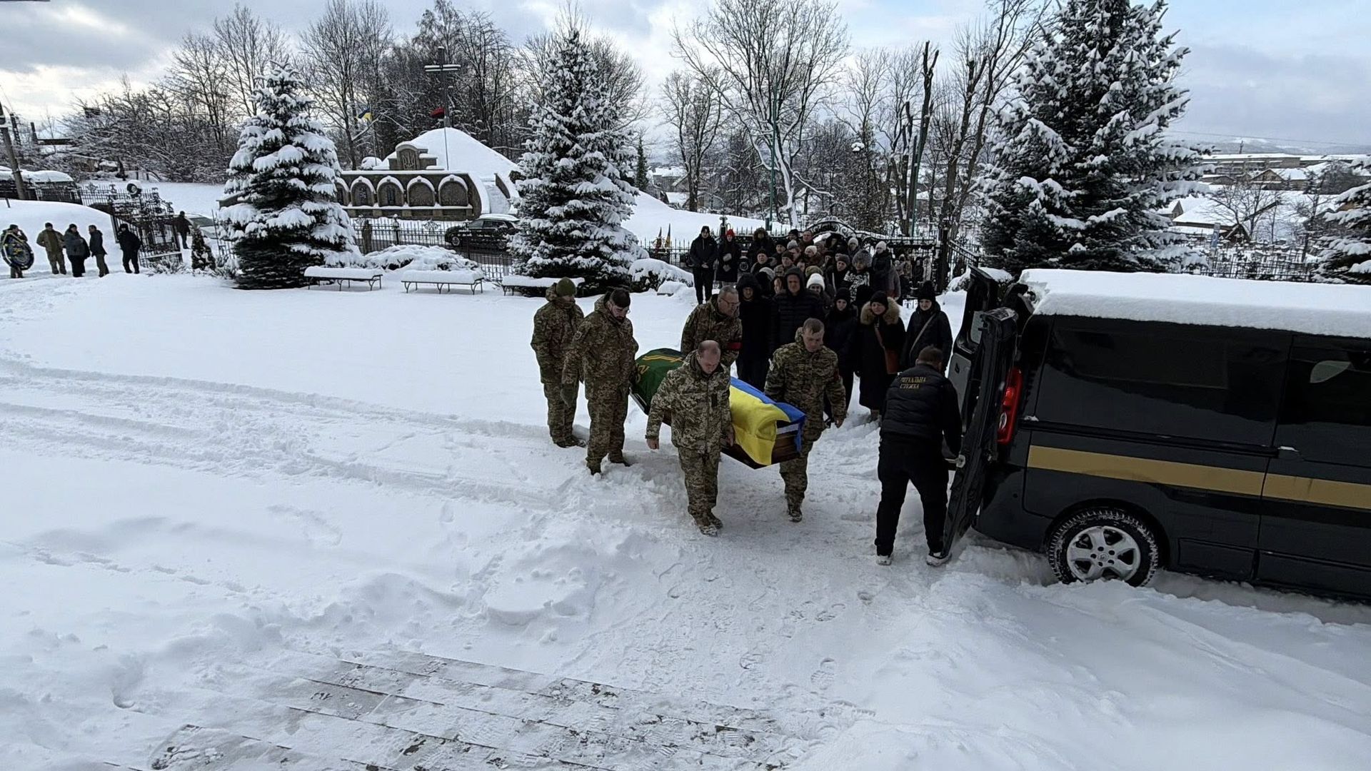 У Надвірній попрощались із полеглим Героєм Олегом Беззубовим 8