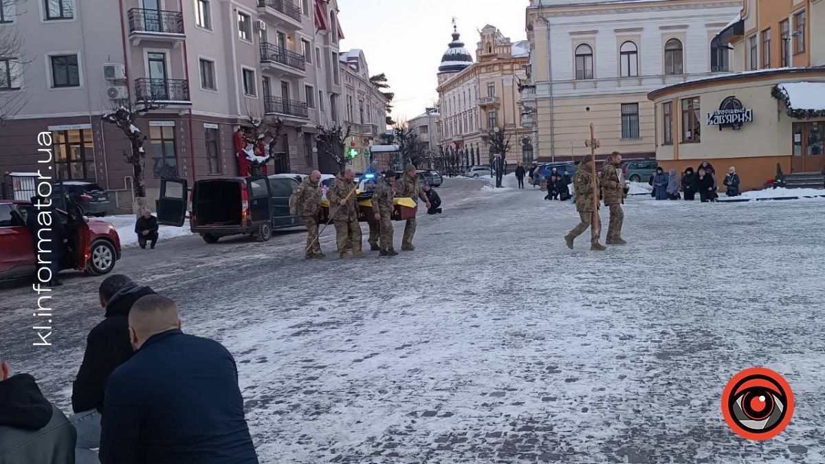 У Коломиї "на щиті" зустріли скорботний кортеж загиблого воїна Володимира Коцаби 1