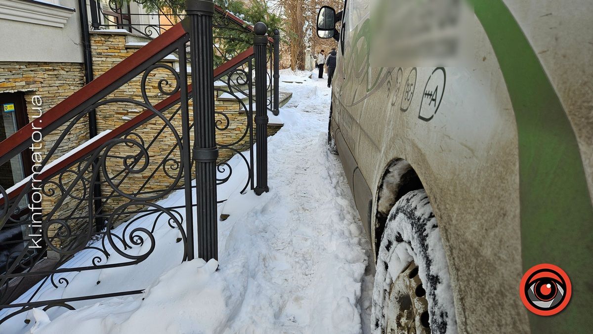 Водій з Франківська заблокував тротуар в Коломиї 1