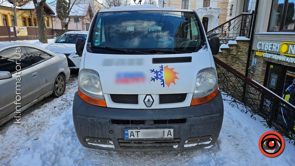 Водій з Івано-Франківська заблокував тротуар в Коломиї