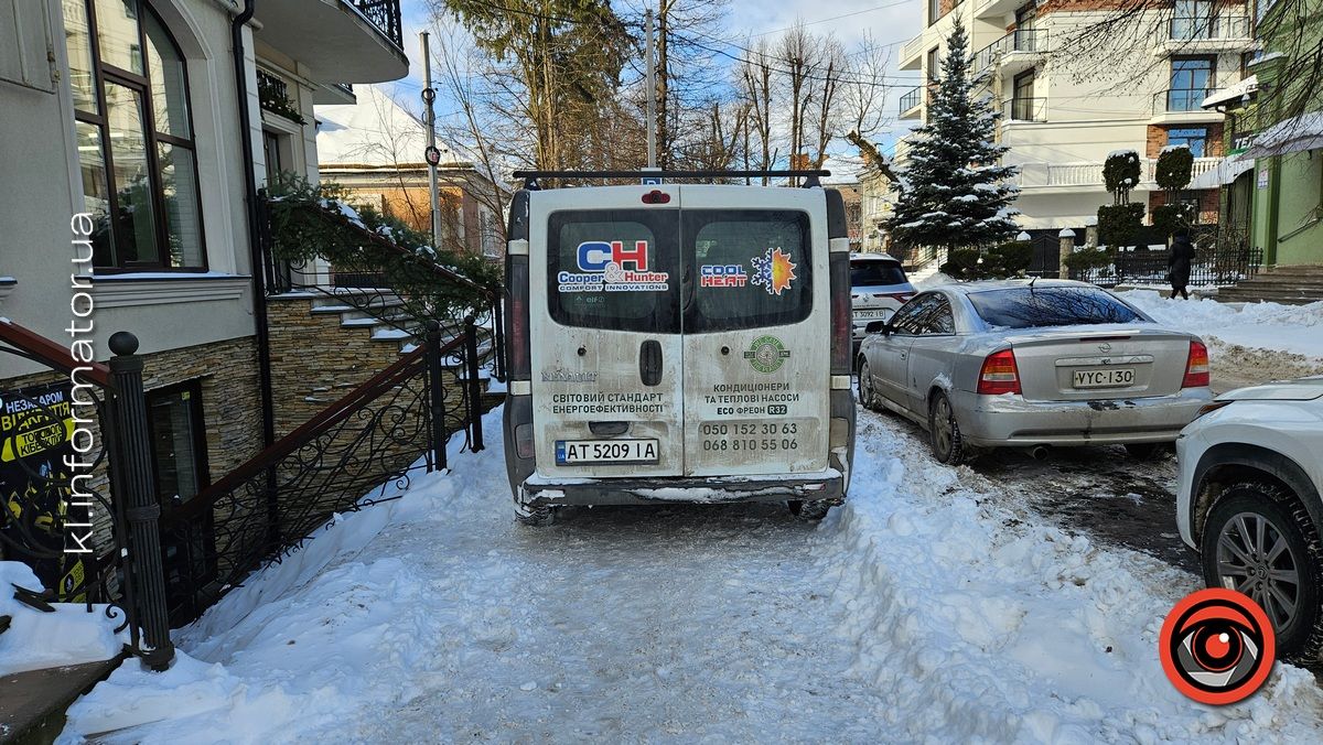 Водій з Франківська заблокував тротуар в Коломиї 2