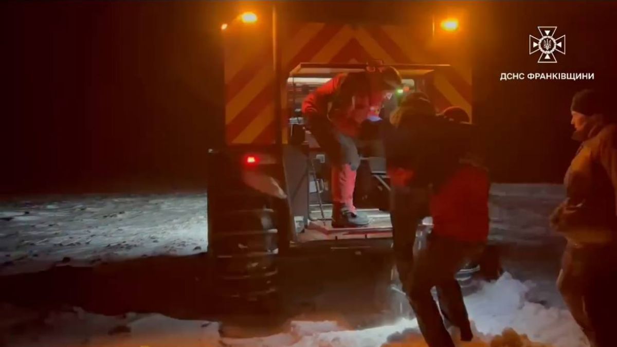 Рятувальники на снігоболотоході доправили до медиків 11-річного хлопчика, який травмував ногу під час катання на санчатах