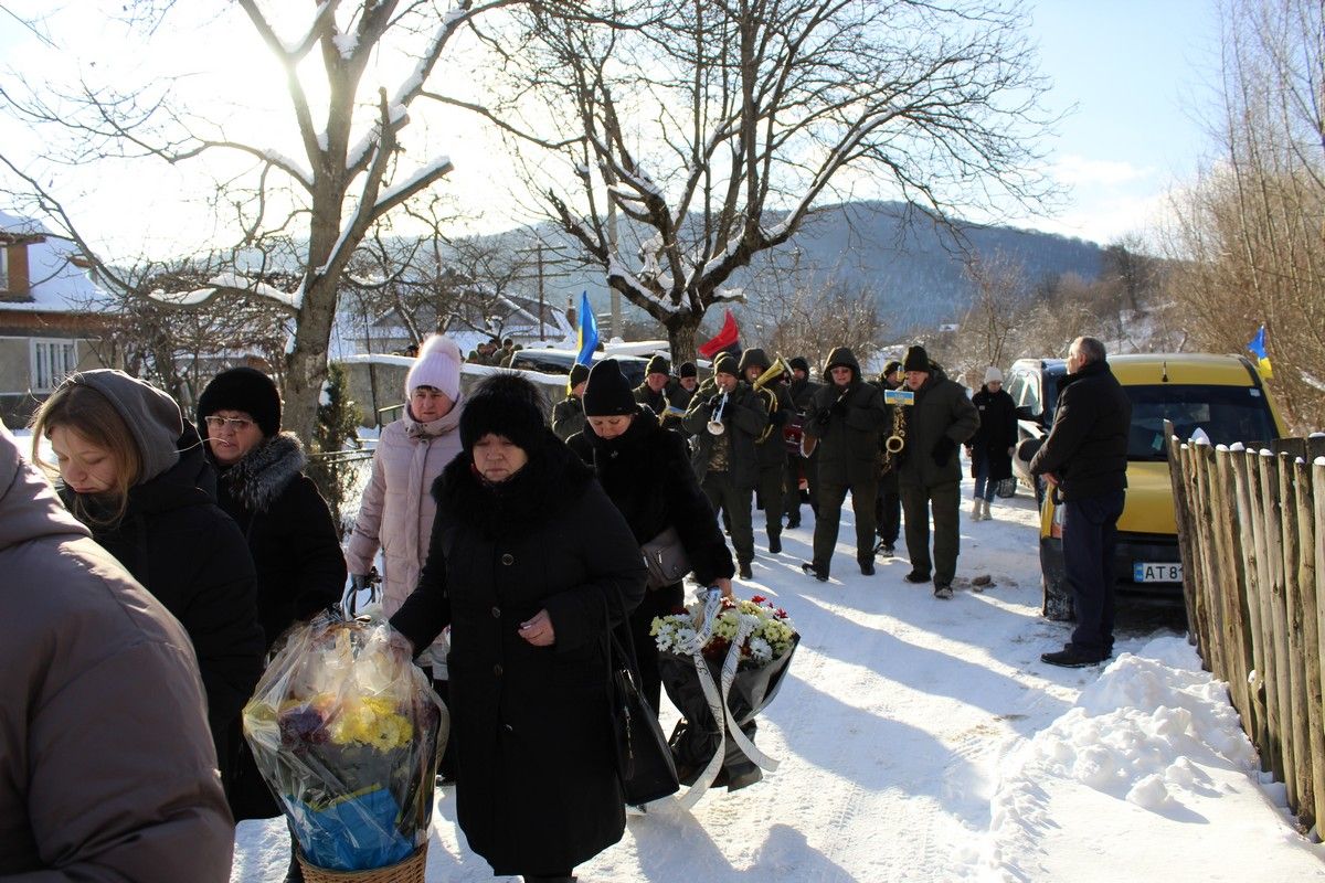 У Делятині попрощались із полеглим Героєм Василем Соколенком 9