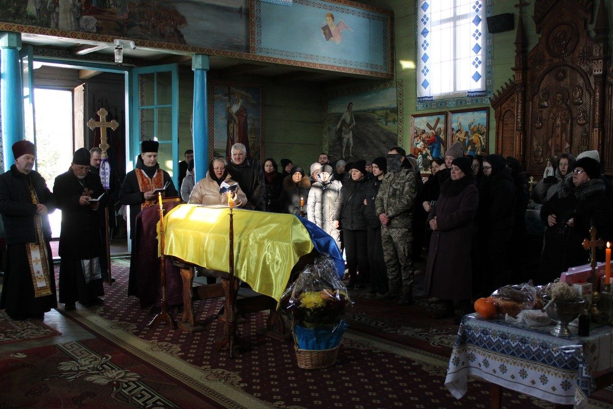 У Делятині попрощались із полеглим Героєм Василем Соколенком 13