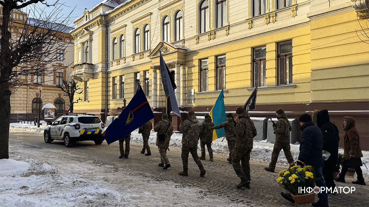 На вічний спочинок коломияни провели воїна Володимира Коцабу 4