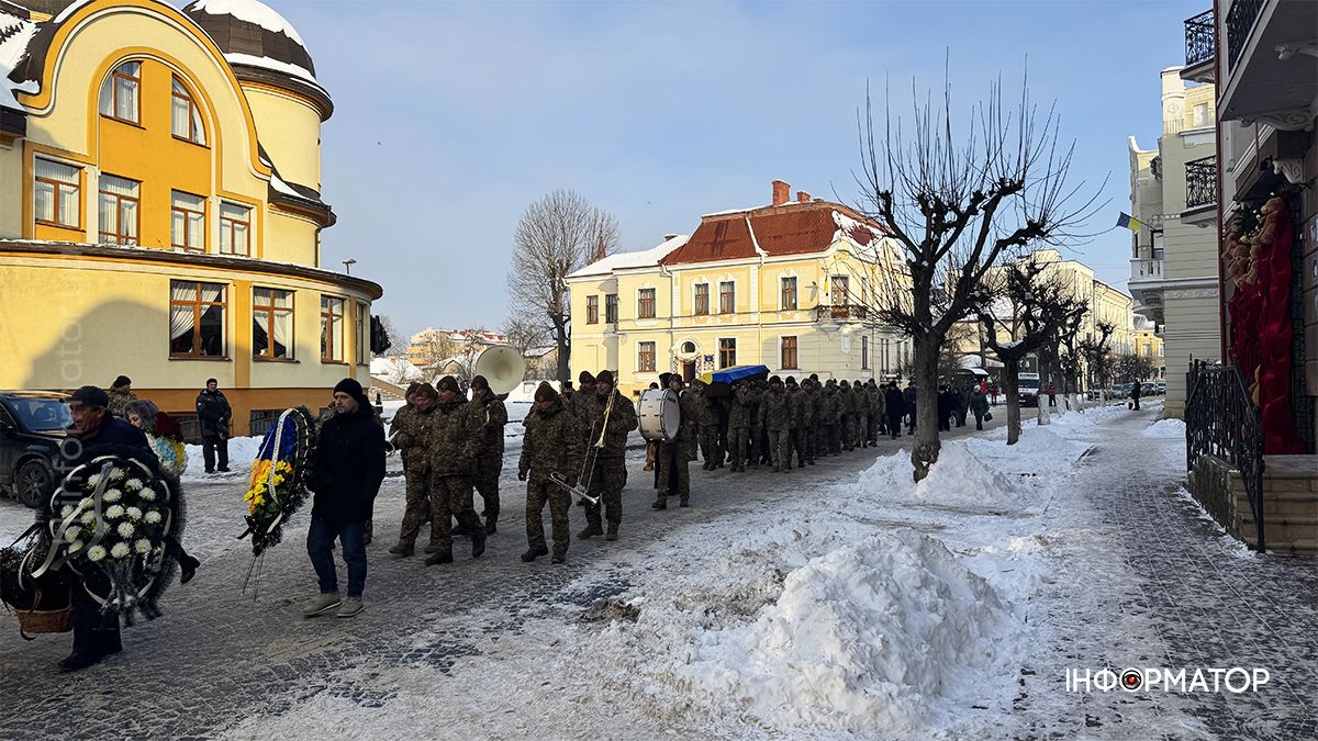 На вічний спочинок коломияни провели воїна Володимира Коцабу 5