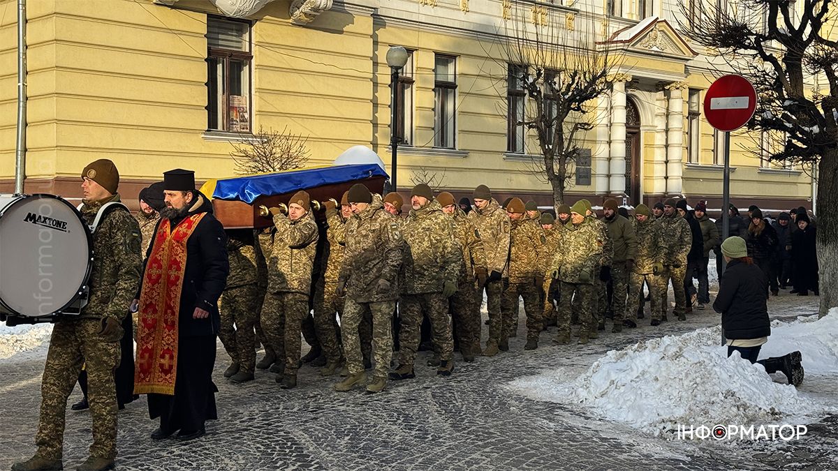 На вічний спочинок коломияни провели воїна Володимира Коцабу 6