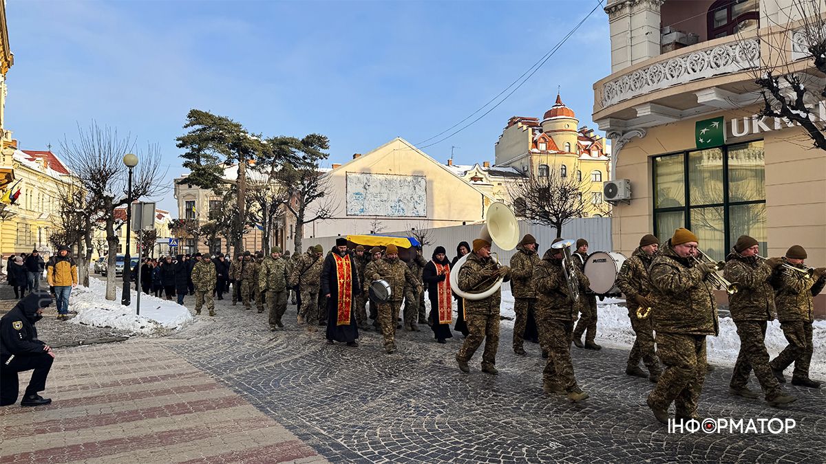 На вічний спочинок коломияни провели воїна Володимира Коцабу 9