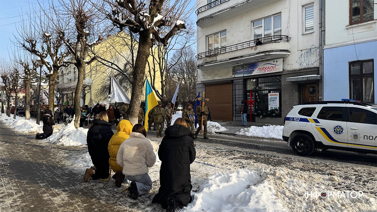 На вічний спочинок коломияни провели воїна Володимира Коцабу 10