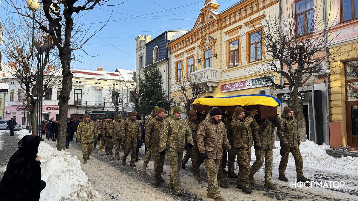 На вічний спочинок коломияни провели воїна Володимира Коцабу 11