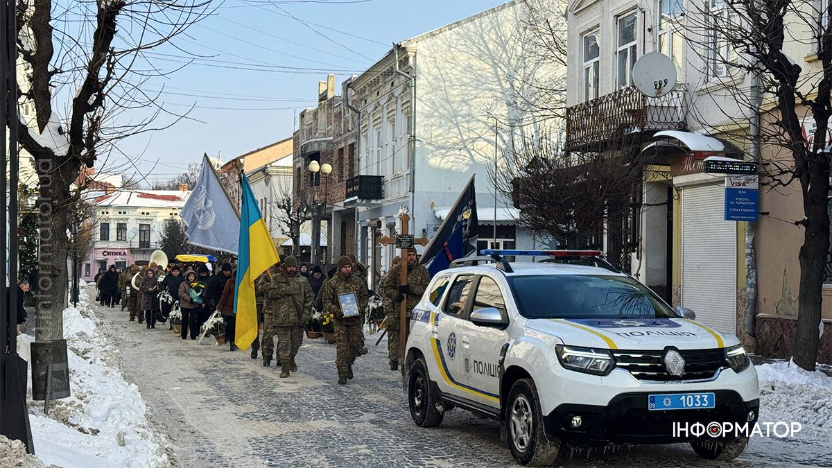 На вічний спочинок коломияни провели воїна Володимира Коцабу 12