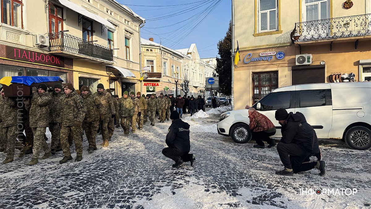 На вічний спочинок коломияни провели воїна Володимира Коцабу 13