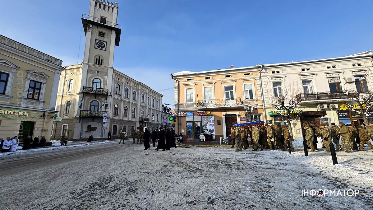 На вічний спочинок коломияни провели воїна Володимира Коцабу 15