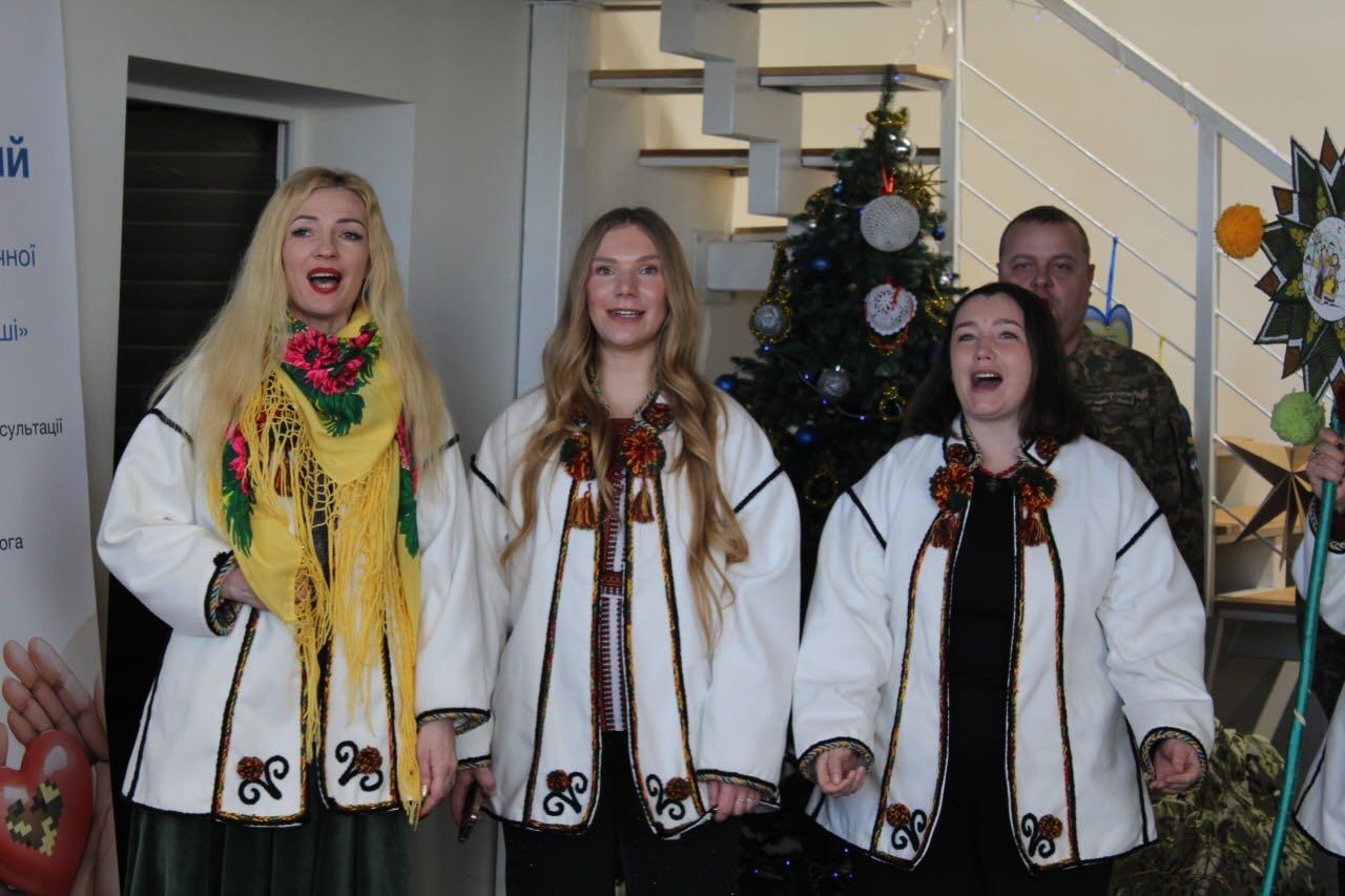 У Коломиї з колядою відвідали госпіталь ветеранів та оздоровчий центр 2