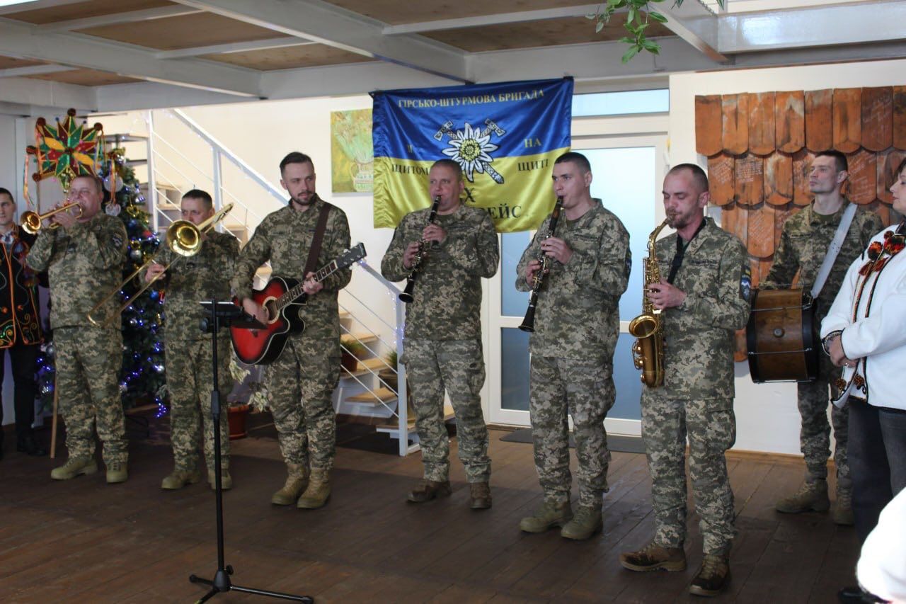 У Коломиї з колядою відвідали госпіталь ветеранів та оздоровчий центр 11