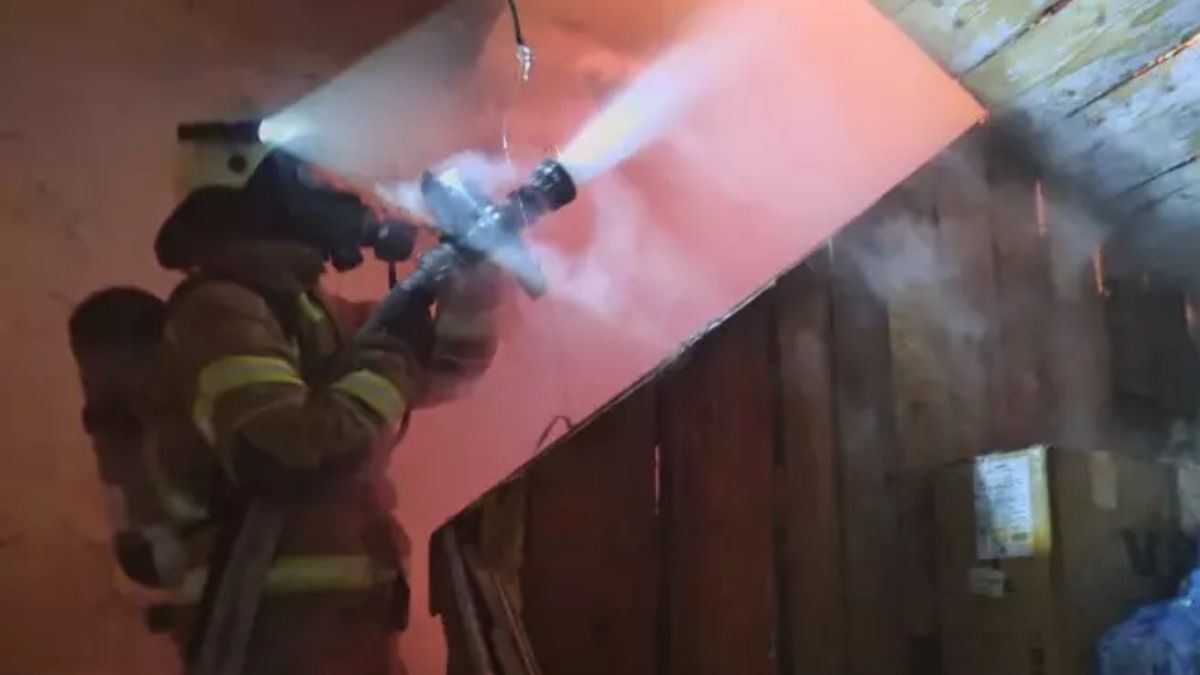 У Косові спалахнув багатоквартирний будинок: пожежники врятували літню жінку 1