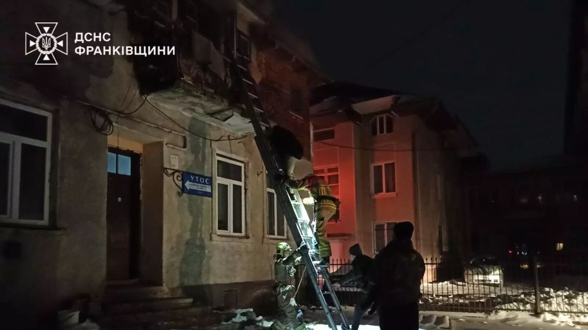 У Косові спалахнув багатоквартирний будинок: пожежники врятували літню жінку