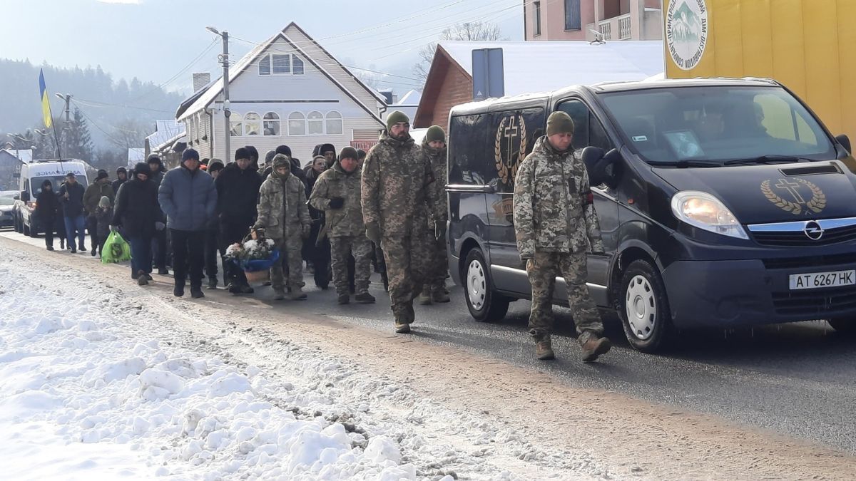 Яремчанська громада попрощалася з воїном Володимиром Василишиним 2
