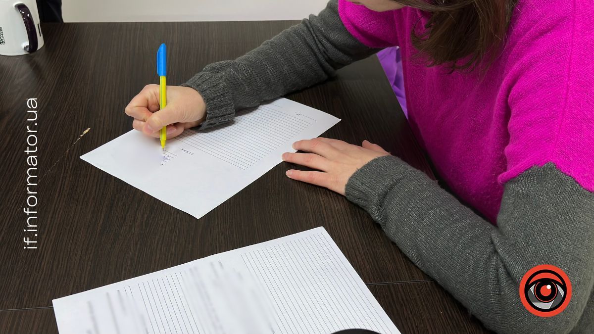 Написання заяви. Фото: Інформатор Івано-Франківськ