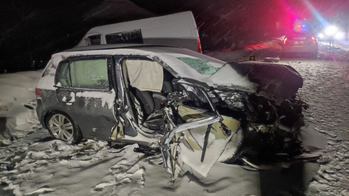 У Бурштині зіткнулися дві автівки: постраждали семеро пасажирів 1