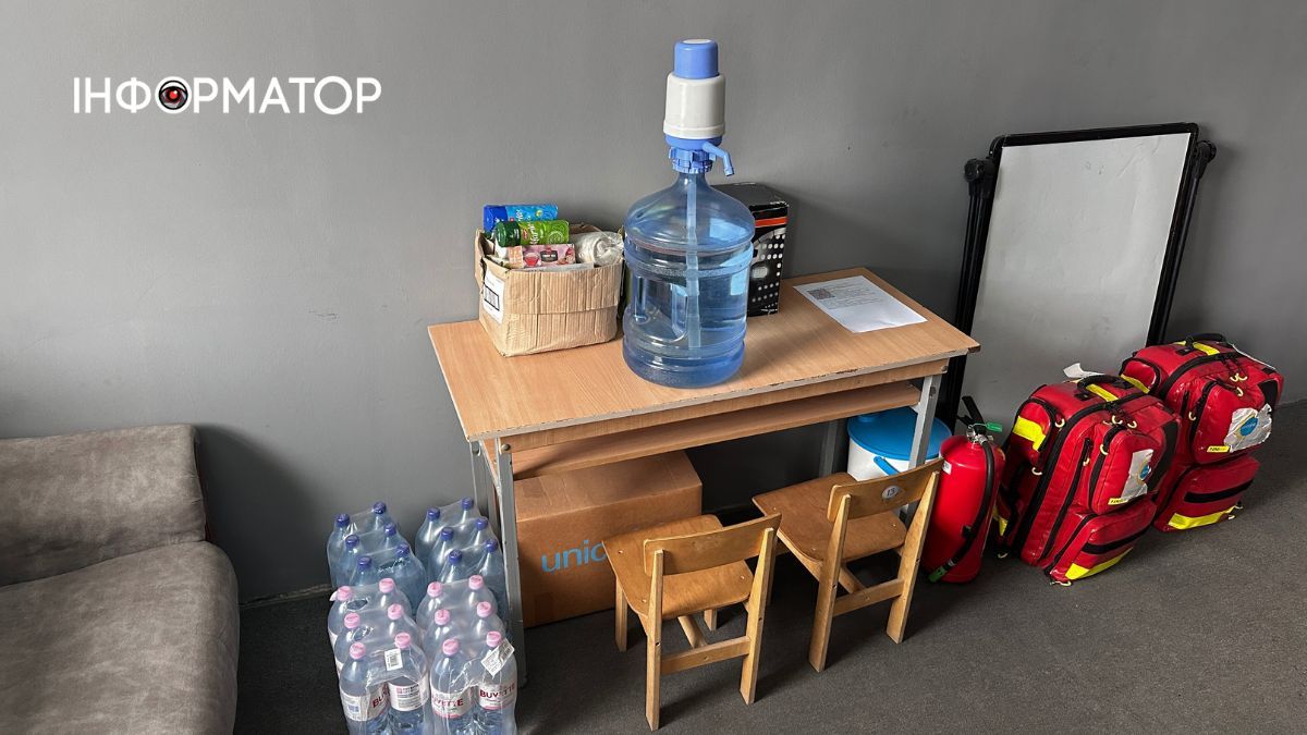 Куточок з питною водою, чаєм, кавою та печивом