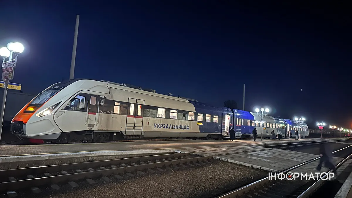 Низка потягів, які курсують через Прикарпаття затримуються на кілька годин