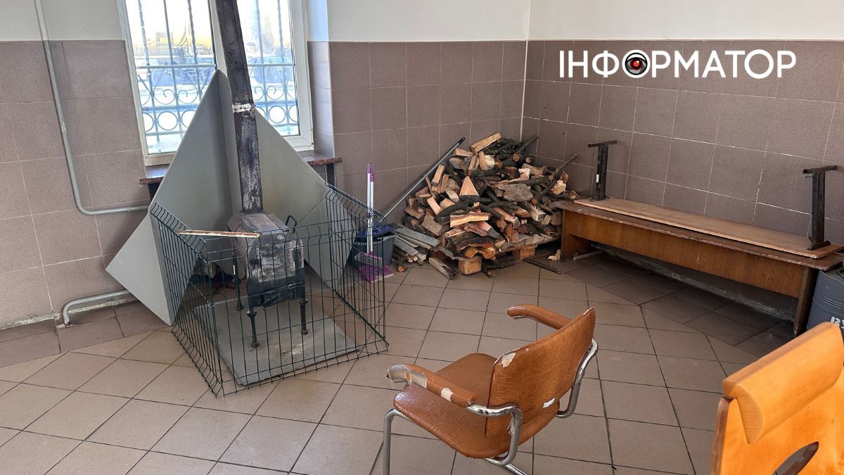 Топка на дровах, яка обігріває пункт незламності на вокзалі в Коломиї