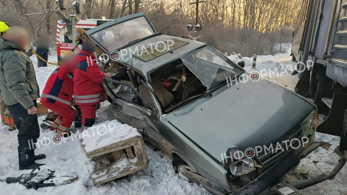 На Коломийщині автівка потрапила під потяг. На місці працюють екстрені служби