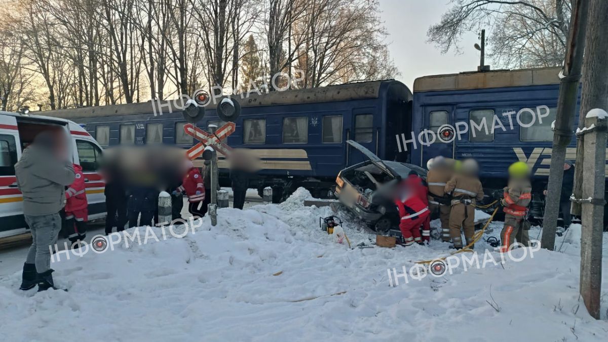 На Коломийщині автівка потрапила під потяг. На місці працюють екстрені служби 1