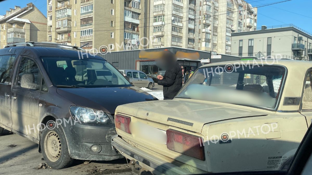 На перехресті Моцарта Хмельницького зіткнулися дві автівки 1