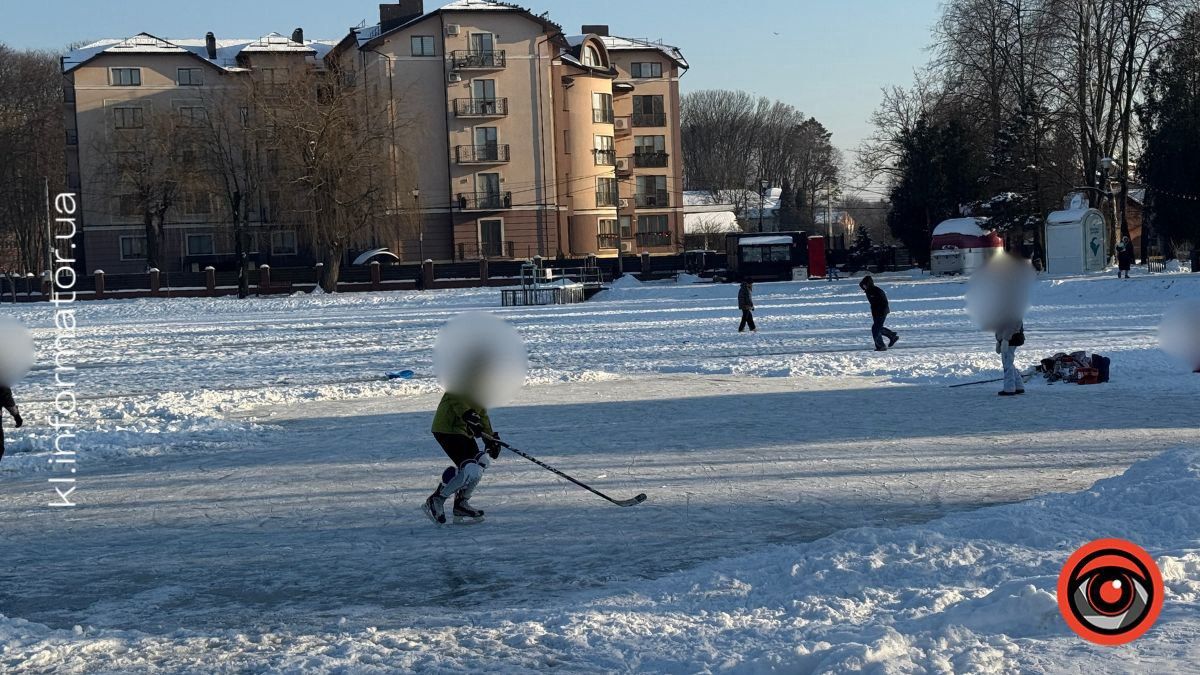 А чи безпечно? Коломияни власноруч облаштували ковзанку на міському озері 1