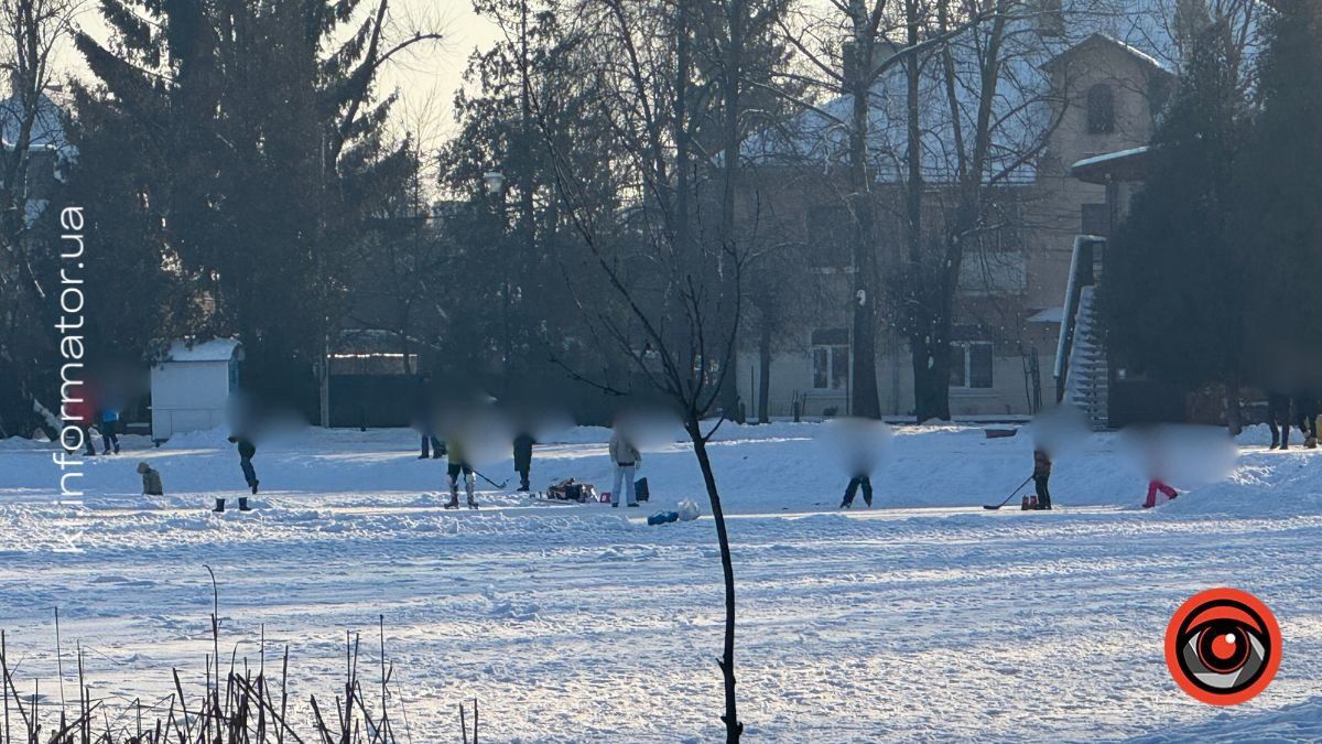 А чи безпечно? Коломияни власноруч облаштували ковзанку на міському озері 3