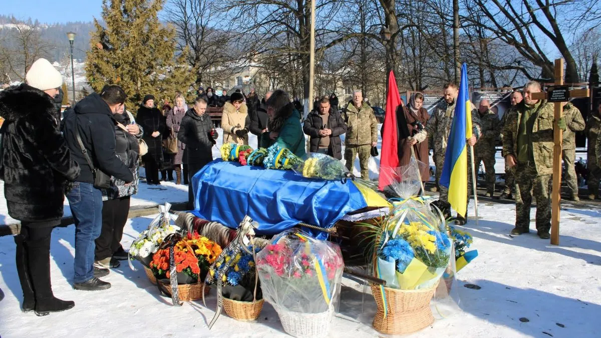 Верховинщина на колінах зустріла загиблого воїна Михайла Маротчака