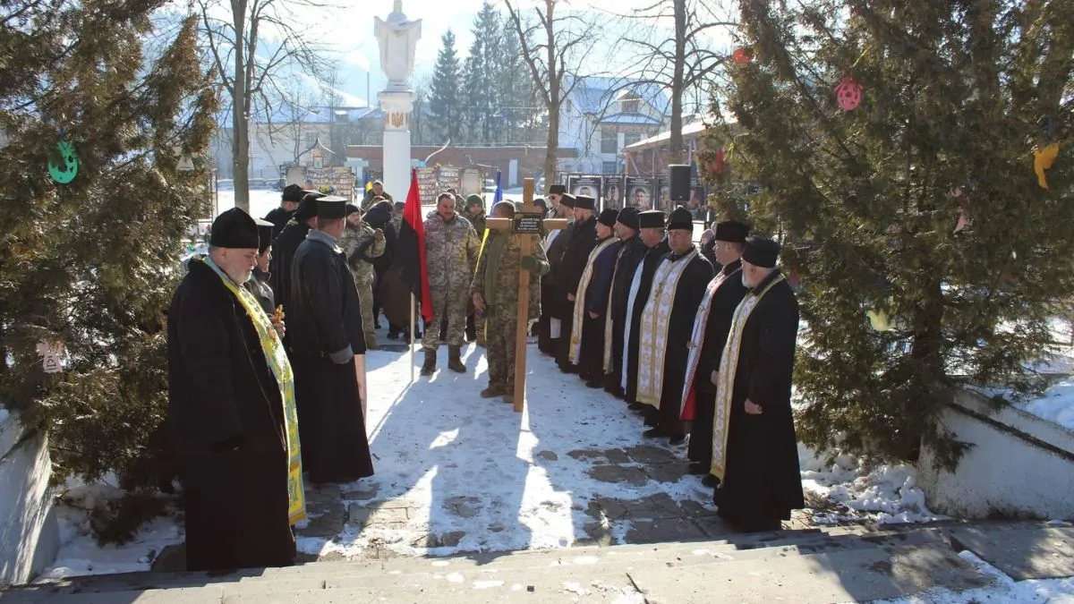 Верховинщина на колінах зустріла загиблого воїна Михайла Маротчака 3