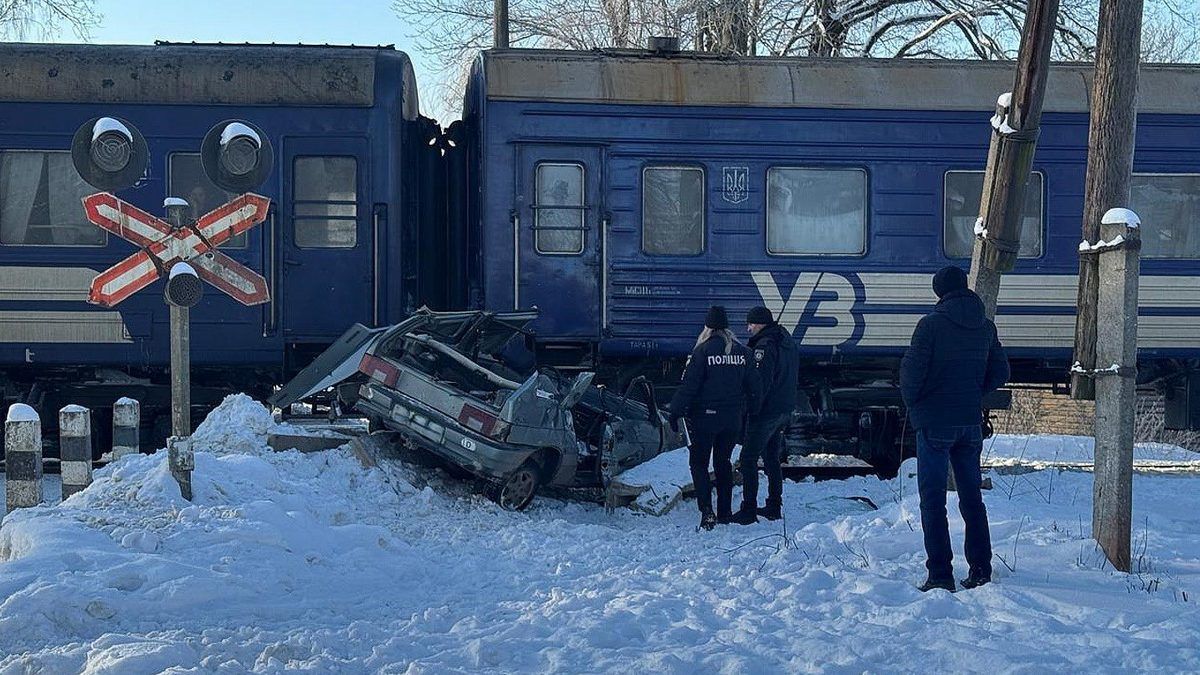 Один пасажир загинув, ще двоє - отримали травми: нові деталі зіткнення потяга з авто в Городенці