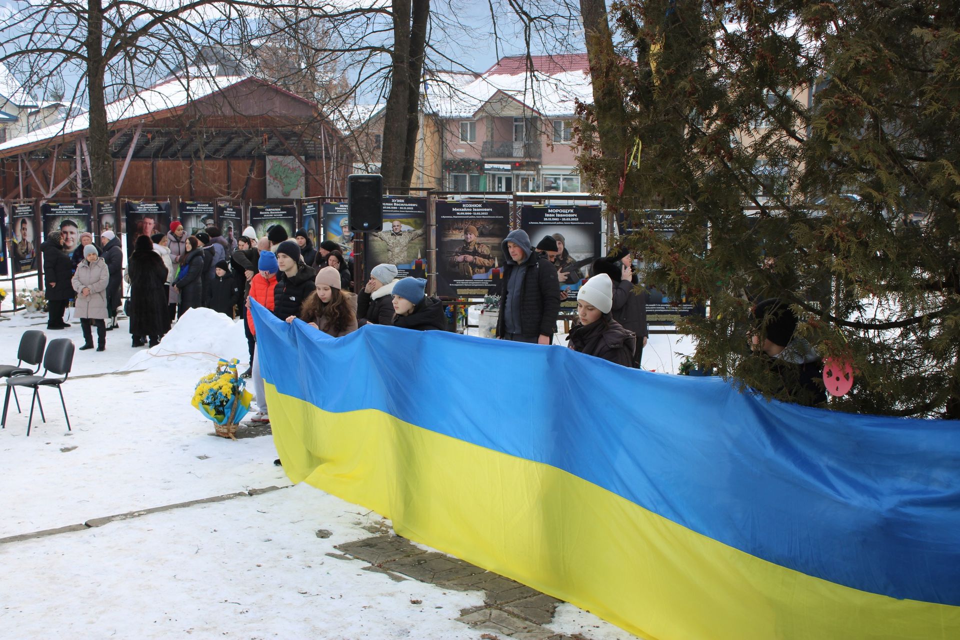 У Верховині зустріли скорботний кортеж померлого воїна Руслана Трача 2