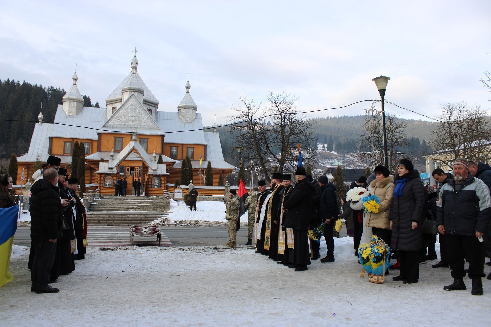 У Верховині зустріли скорботний кортеж померлого воїна Руслана Трача 3