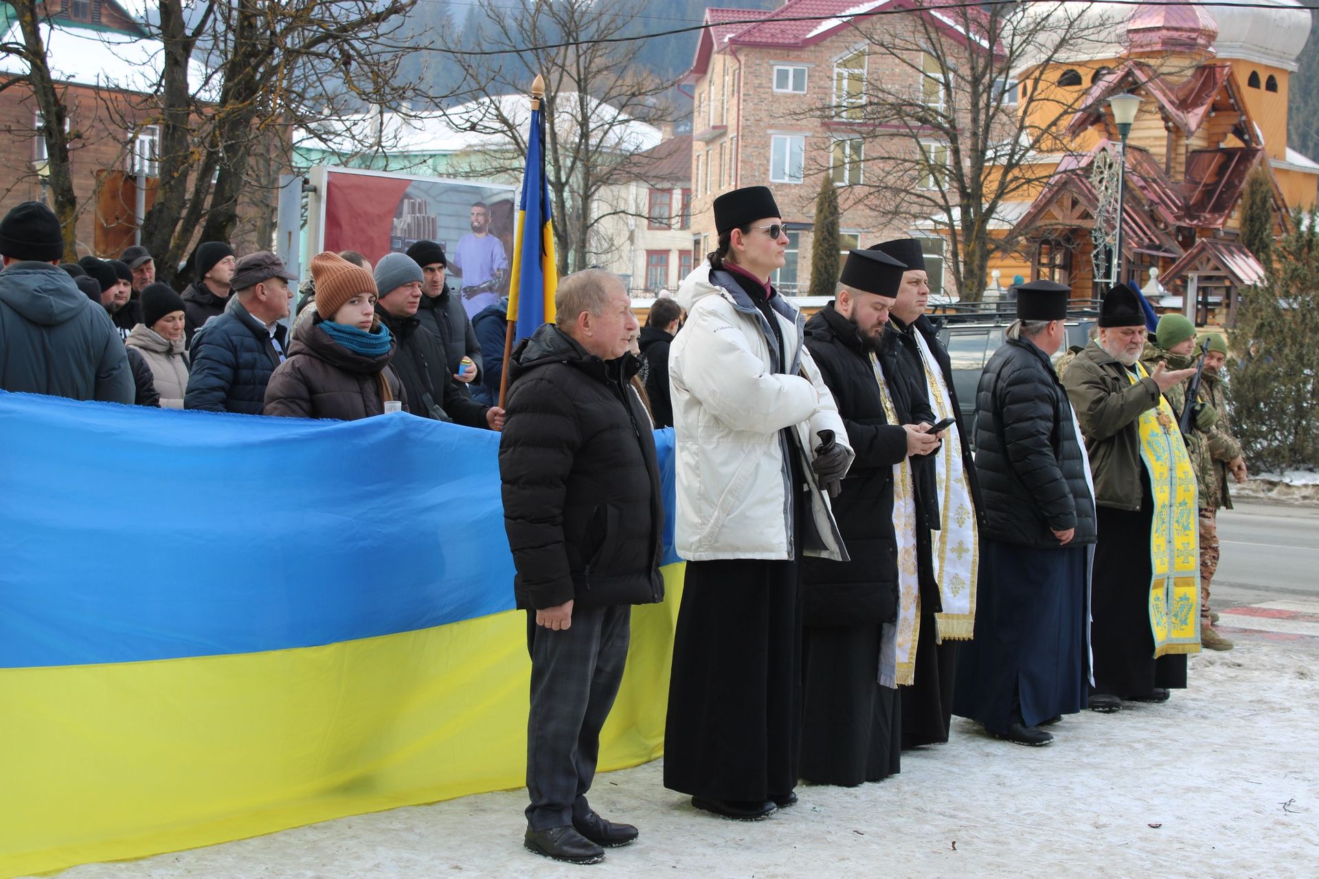 У Верховині зустріли скорботний кортеж померлого воїна Руслана Трача 4