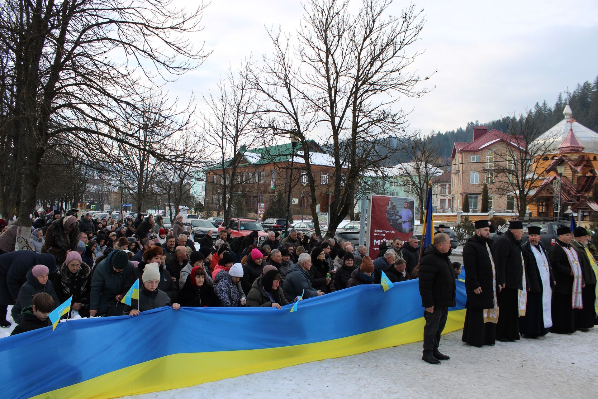 У Верховині зустріли скорботний кортеж померлого воїна Руслана Трача 5