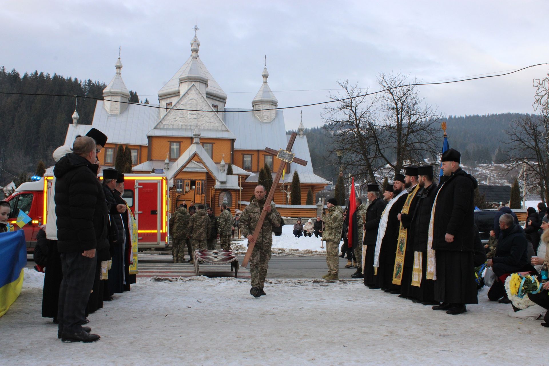 У Верховині зустріли скорботний кортеж померлого воїна Руслана Трача 6