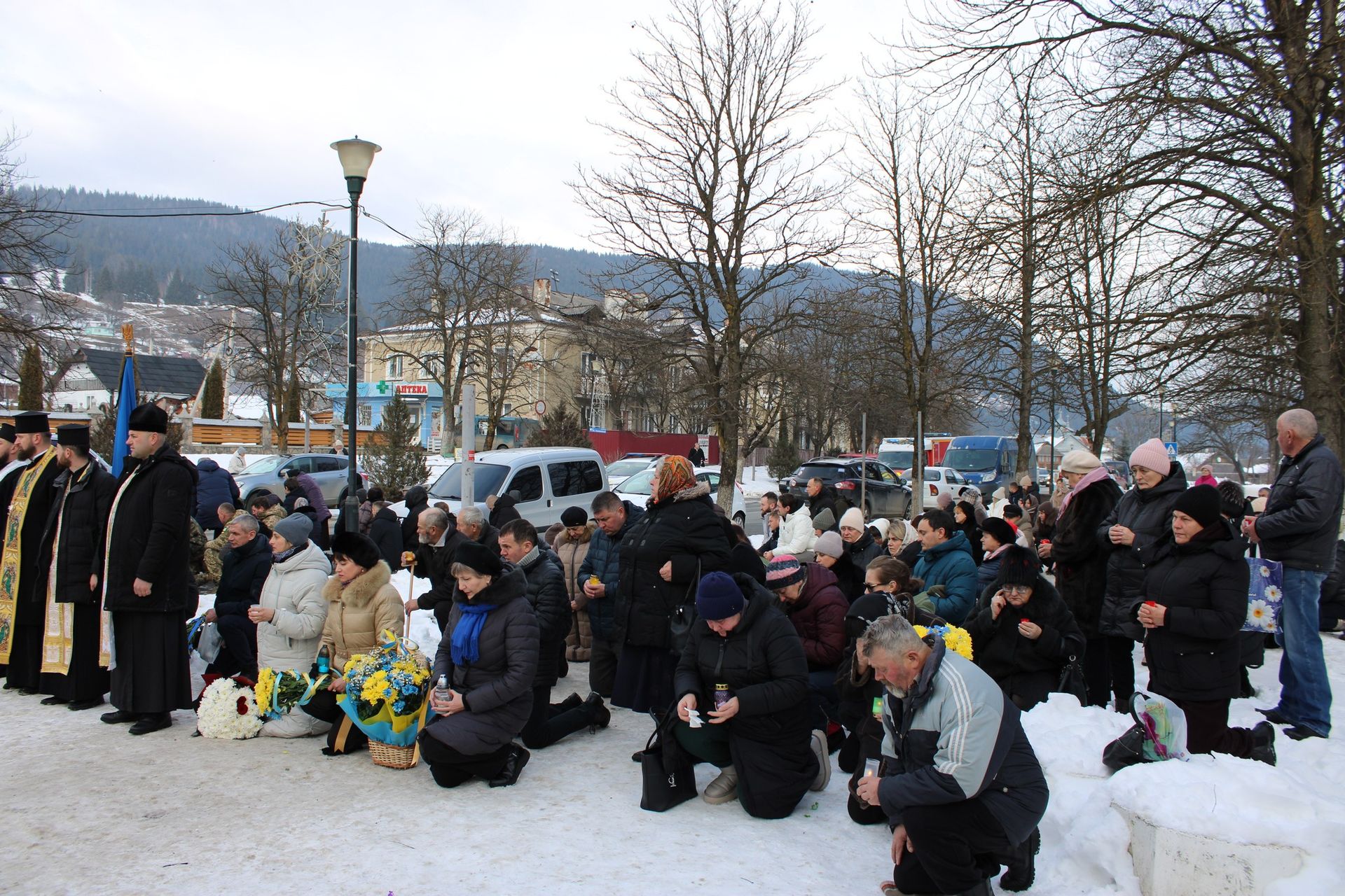 У Верховині зустріли скорботний кортеж померлого воїна Руслана Трача 7