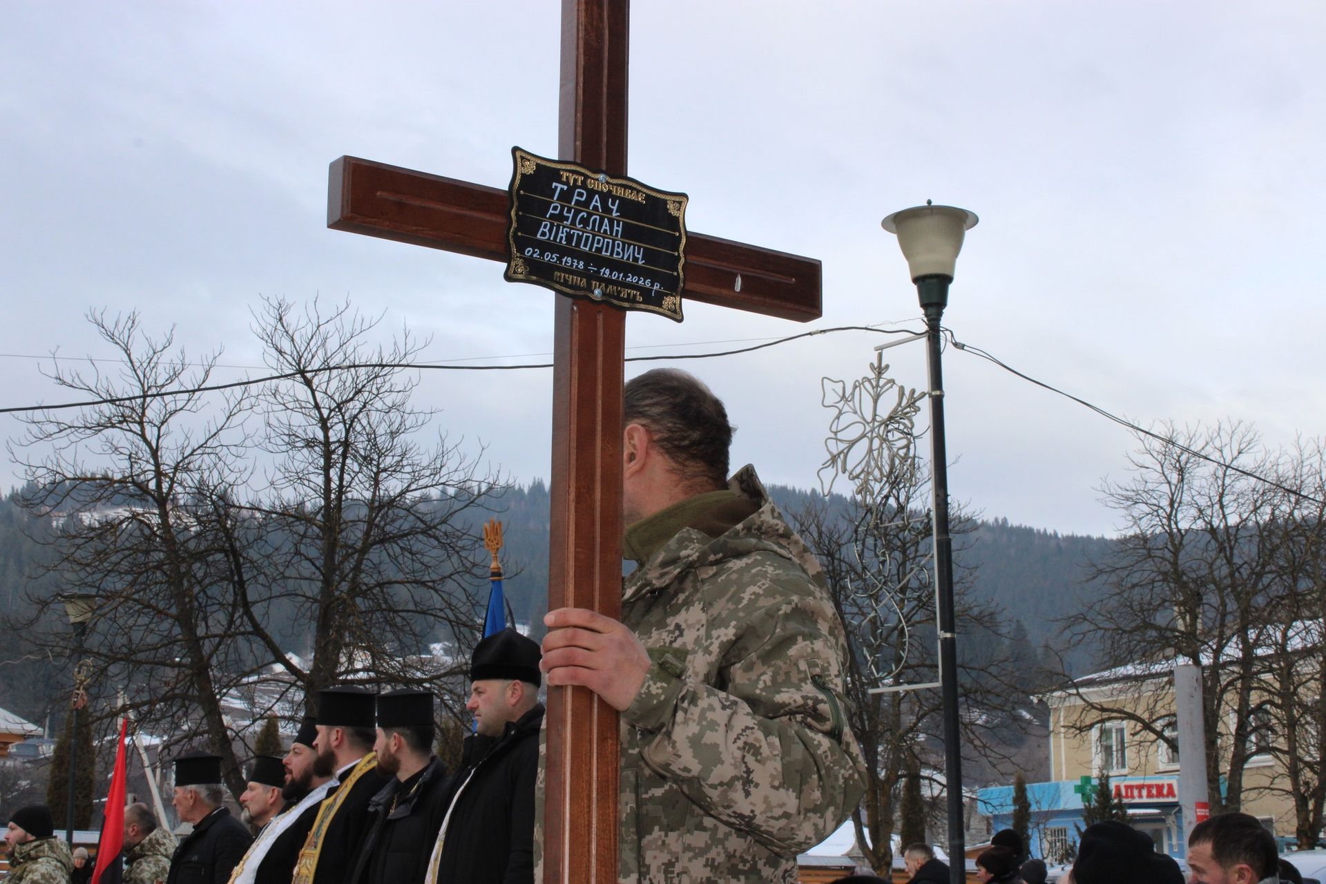 У Верховині зустріли скорботний кортеж померлого воїна Руслана Трача 8