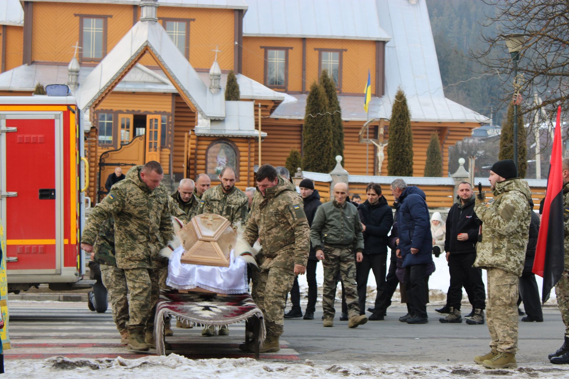 У Верховині зустріли скорботний кортеж померлого воїна Руслана Трача 9