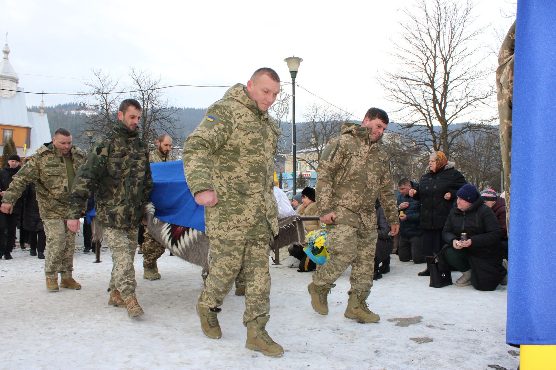 У Верховині зустріли скорботний кортеж померлого воїна Руслана Трача 11